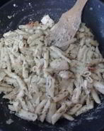 Паста пенне с курицей, сыром фета и овощами