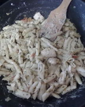 Паста пенне с курицей, сыром фета и овощами