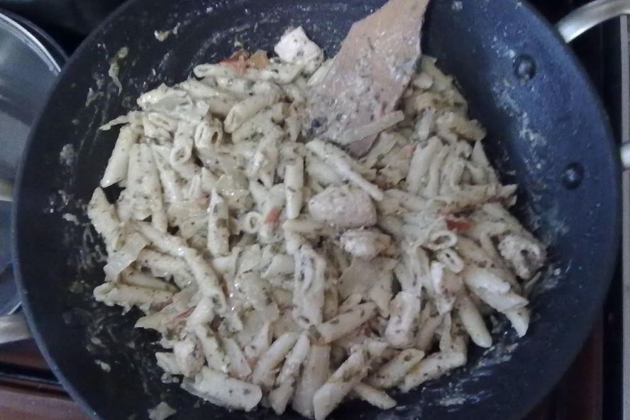 Рецепт пасты пенне с курицей, сыром фета и овощами