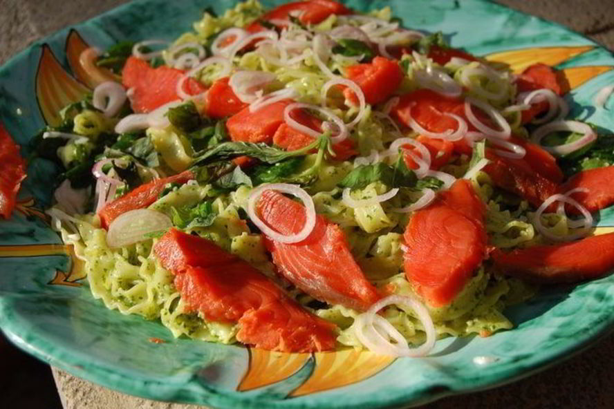 Рецепт пасты с кетой, шпинатом и соусом песто