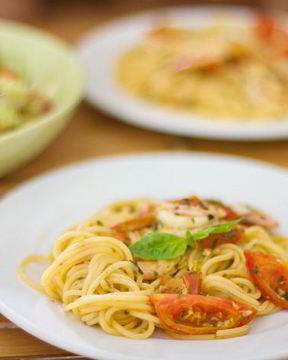 Паста с креветками и базиликом