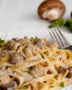 Паста с курицей и грибами в сливочном соусе