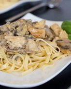 Паста с курицей и грибами в винно-горчичном соусе