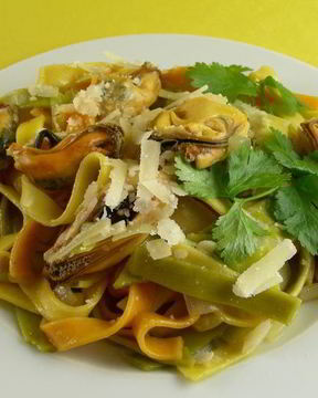 Паста с мидиями, шафраном и белым вином