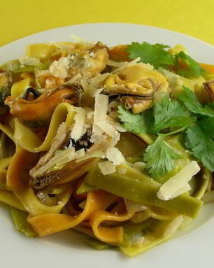 Паста с мидиями, шафраном и белым вином