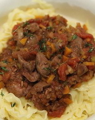 Паста с соусом из куриной печени и помидоров