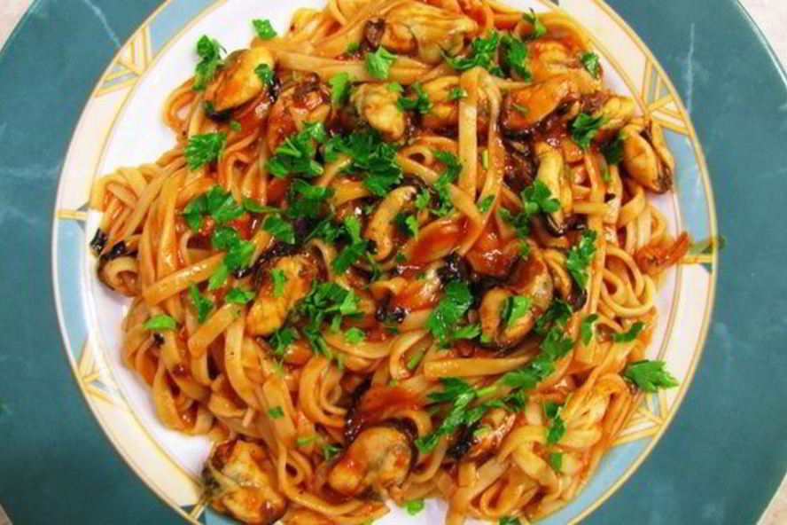 Рецепт пасты с томатным соусом и мидиями