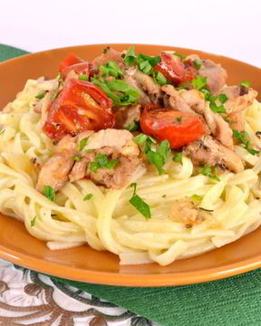 Спагетти с обжаренной курицей и черри