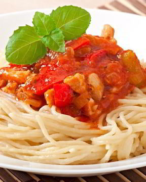 Спагетти с овощами и куриной грудкой