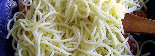 спагетти с тунцом, чоризо и перцем. Шаг 18