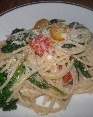 Спагетти со шпинатом и помидорами