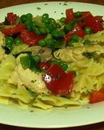 Яркая паста с горошком, перцем и индейкой