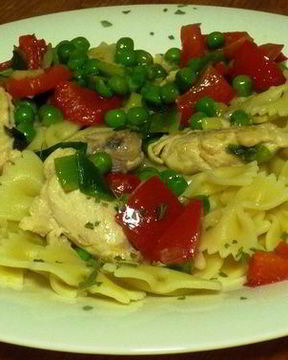 Яркая паста с горошком, перцем и индейкой