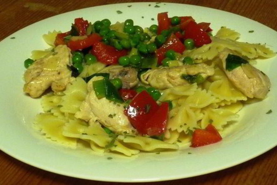 Рецепт яркой пасты с горошком, перцем и индейкой