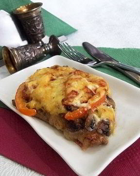 Мясо по-французски с шампиньонами