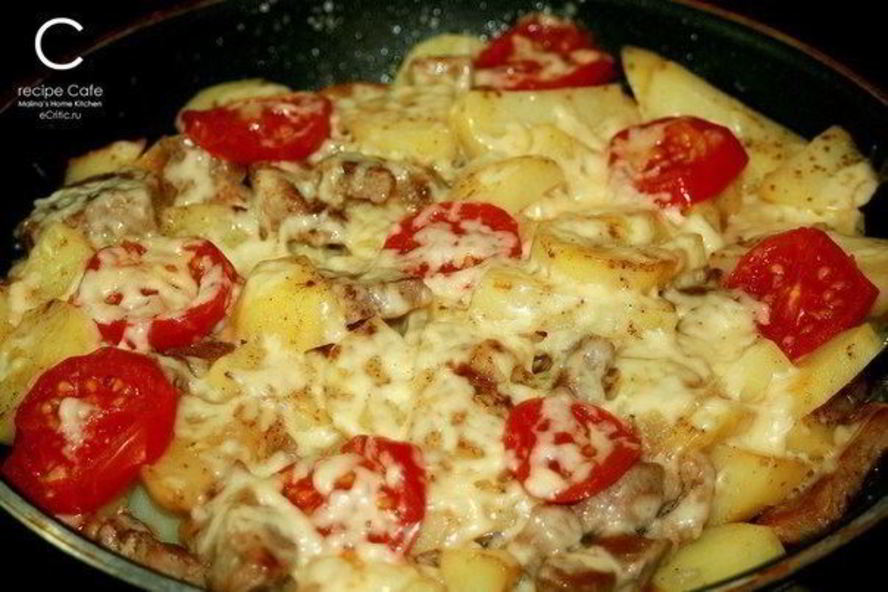 Рецепт свинины с картофелем, запеченная под сыром на сковороде по-французски