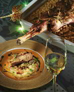 Баранина с розмарином, чесноком, печеной фасолью и перечным соусом