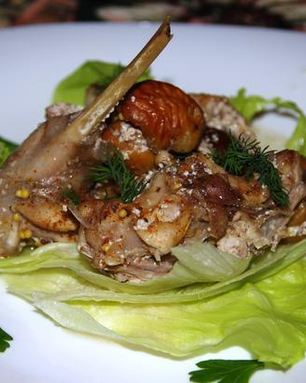 Кролик, запеченный в сметане, с каштанами