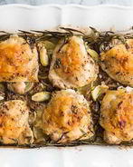 Куриное мясо, запеченное с травами и картофелем