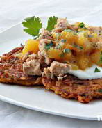 Куриные грудки с картофельными оладьями и чатни