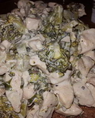 Курица с брокколи и сельдереем в соусе из лабне