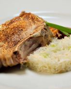 Свинина на косточке с рисом и банановым кетчупом