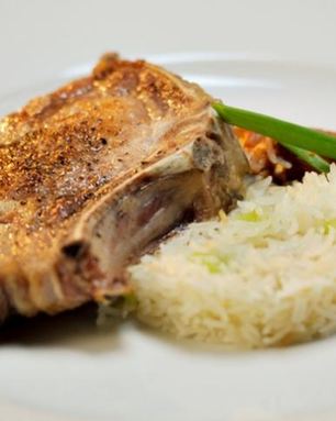 Свинина на косточке с рисом и банановым кетчупом