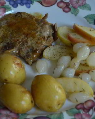 Свиные отбивные с яблоками и луком