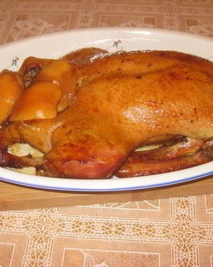 Утка, фаршированная айвой