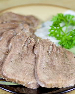 Вареный говяжий язык