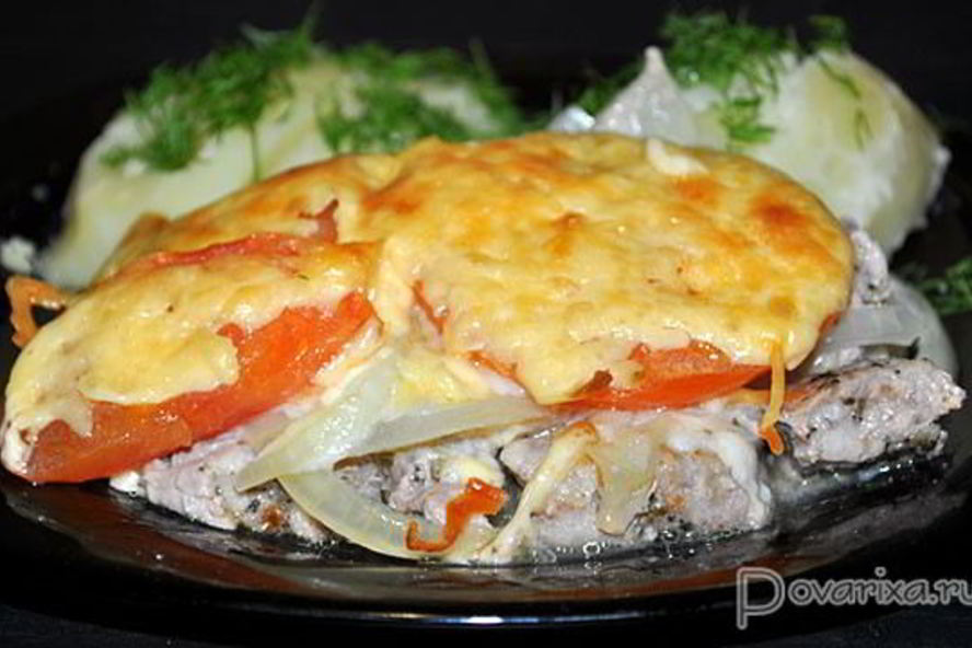 Рецепт запеченной свинины с овощами под соусом бешамель