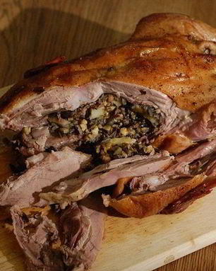 Запеченная утка, фаршированная диким рисом и яблоками