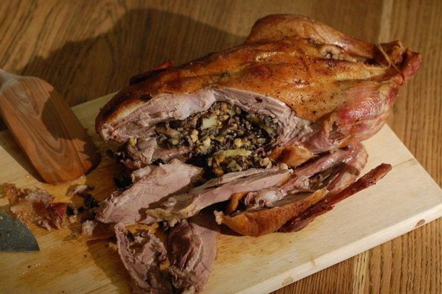 Рецепт запеченной утки, фаршированной диким рисом и яблоками