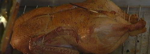 запеченная утка, фаршированная диким рисом и яблоками. Шаг 12