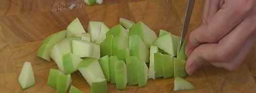 запеченная утка, фаршированная диким рисом и яблоками. Шаг 6