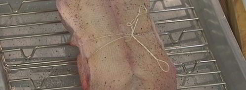 запеченная утка, фаршированная диким рисом и яблоками. Шаг 10