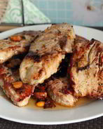 Жареные ломтики свиного окорока в панировке из силансу