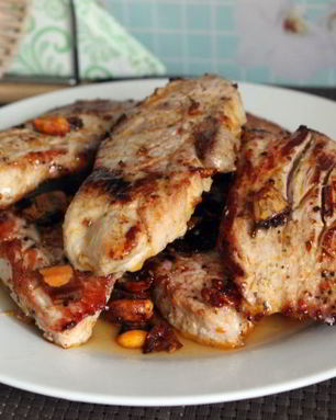 Жареные ломтики свиного окорока в панировке из силансу