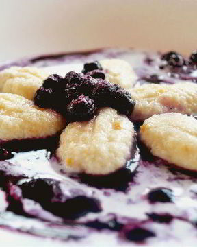 Ньокки из творога с черничным соусом и сливками
