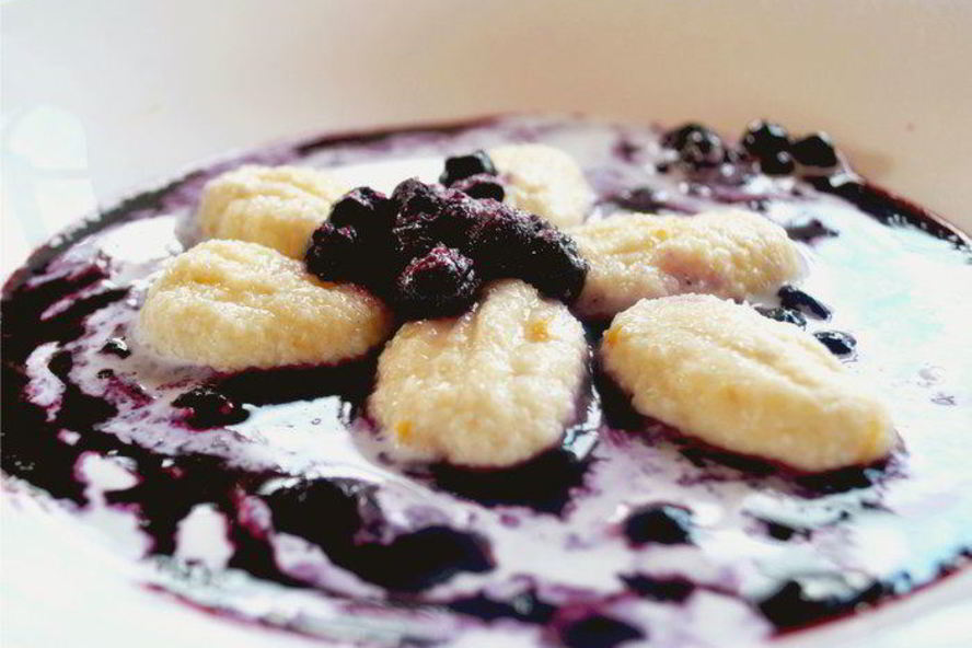 Рецепт ньокков из творога с черничным соусом и сливками