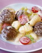 Ньокки с мясными шариками и помидорами