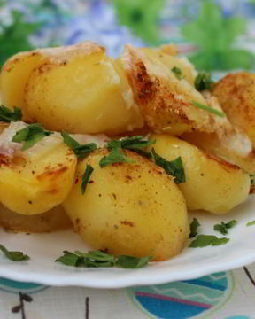 Ароматный картофель, запеченный с моцареллой