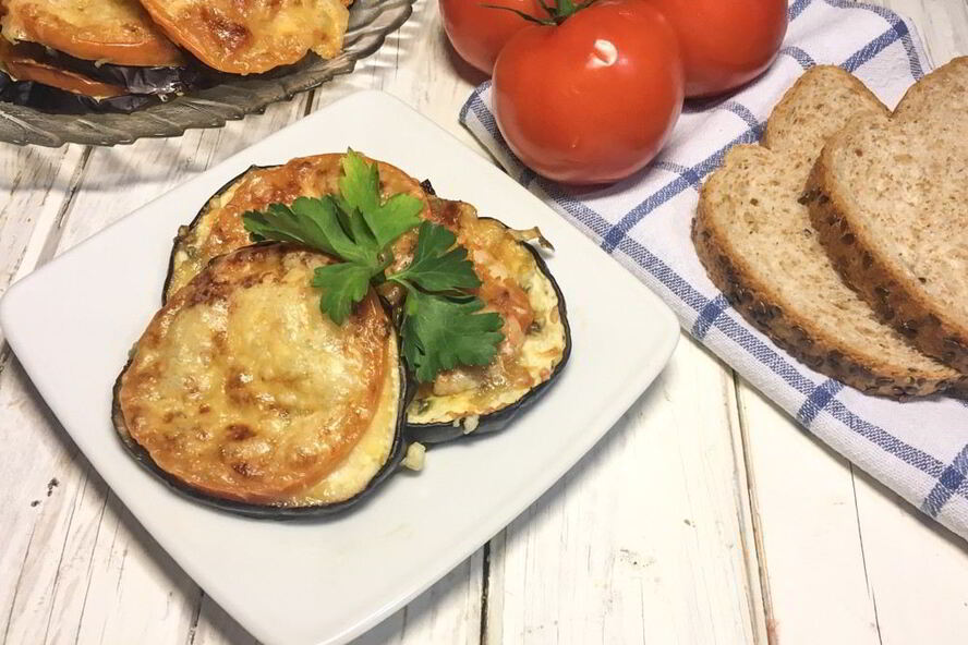 Рецепт баклажана, запеченного с томатом и сыром