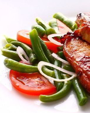 Чесночная зеленая фасоль с томатами и зеленью