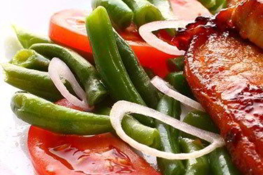 Рецепт чесночной зеленой фасоли с томатами и зеленью