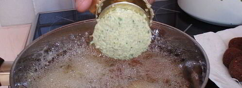 фаляфель — жареные во фритюре шарики из измельченного нута. Шаг 11