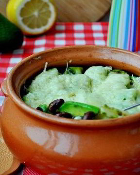 Фасоль с авокадо, запеченные в горшочке