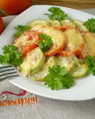 Кабачки, запеченные с помидорами и сыром