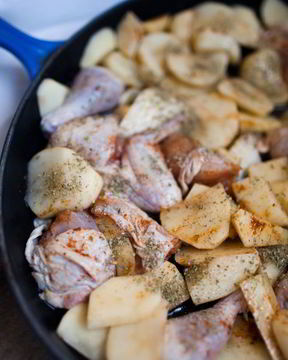 Картошка запеченная с курицей в духовке