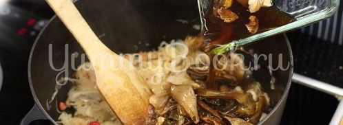 квашеная капуста, тушенная с клюквой. Шаг 2